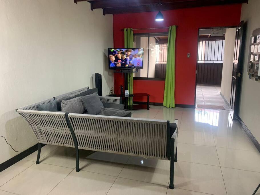 Appartement Alojamiento Entero 1 Km Juan Santamaria Airport à Alajuela Extérieur photo